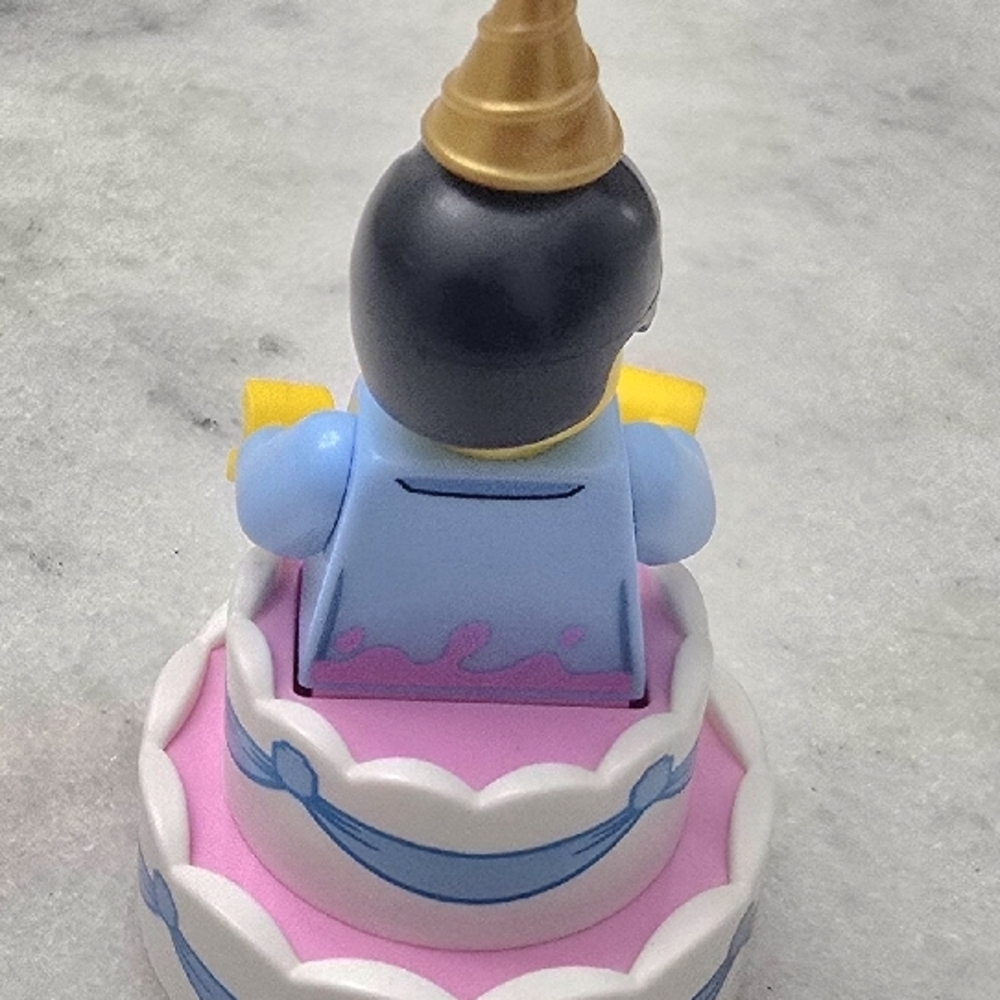 LEGO Birthday Cake Guy with Stand: Series 18 Collectible Minifig 71021 - Picture 5 of 12